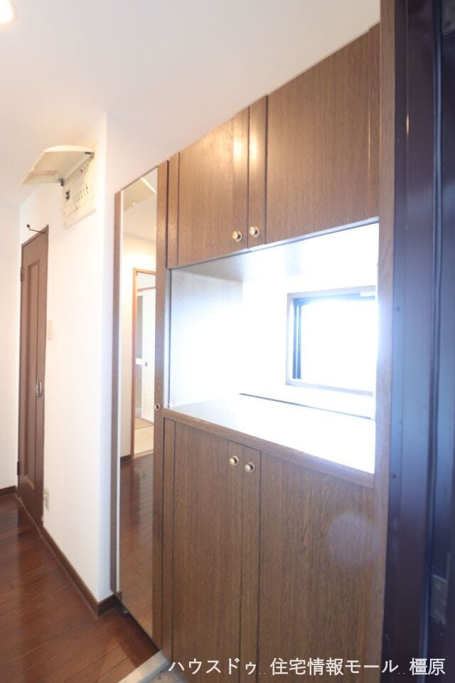 シューズボックスは大きな鏡付き。造り付けで万一地震が来ても安心です