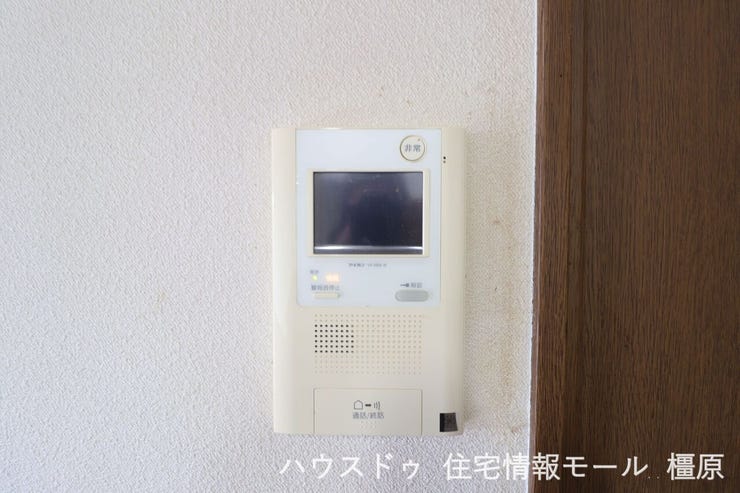 来訪者の顔を見ながら対応できるので、お子様だけの留守番も安心です。