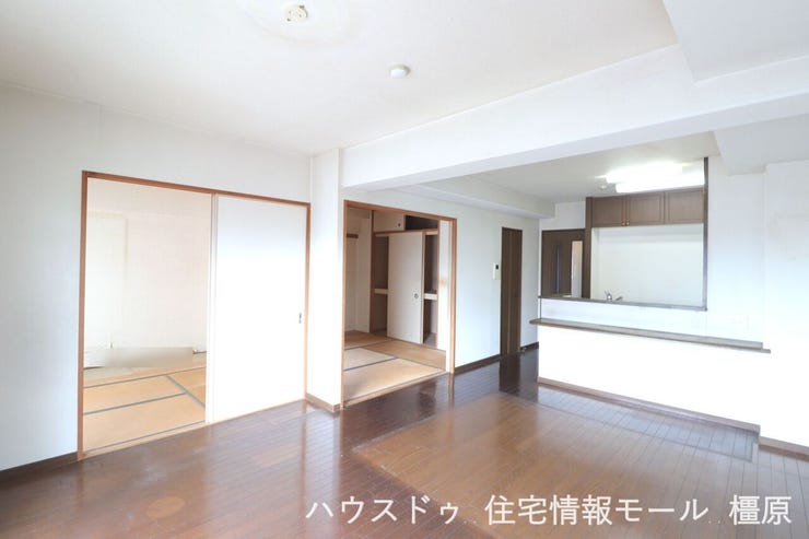 和室と続き間になっており広々とした空間でおくつろぎいただけます。