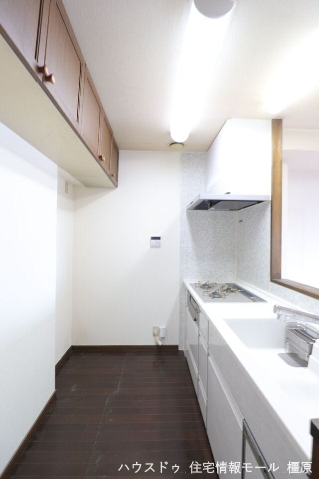 大型の食器棚もおけるゆとりあるキッチンスペースです