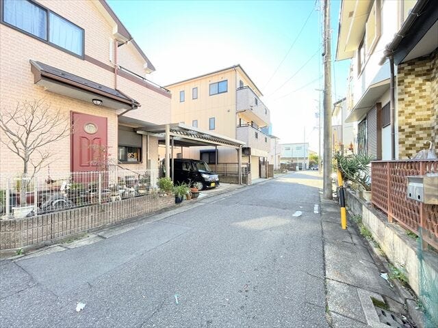 幅員約5.4mの前面道路です。2台の車がすれ違うことが出来る道幅です。車の出し入れもゆったりとする事が出来ます。