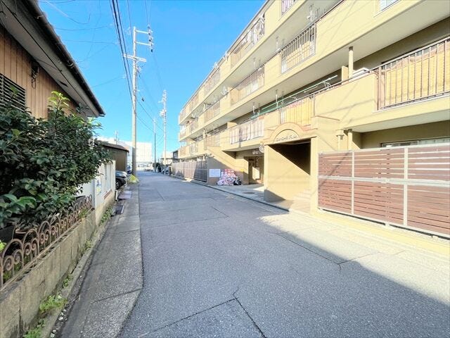 幅員約5.4mの前面道路です。2台の車がすれ違うことが出来る道幅です。車の出し入れもゆったりとする事が出来ます。