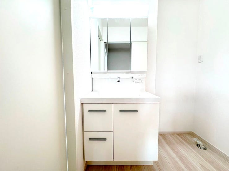 ◎洗面所(11/6撮影)
ゆとりの洗面スペースで朝の身支度もスムーズに!
キッチン横に洗面所や浴室があり、水廻りを集約!家事導線も短く、奥様の家事もスムーズに!