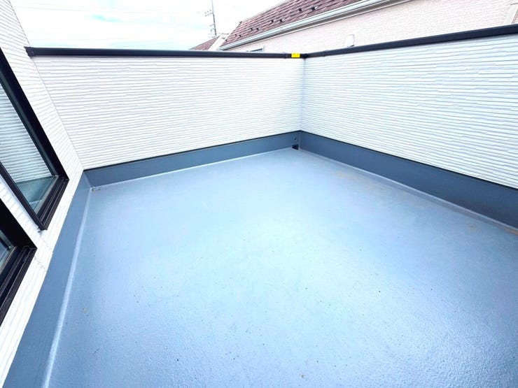 ◎バルコニー(11/6撮影)
南向きのバルコニーは日当たりも良く、洗濯物も気持ち良く干せそうです!
洗濯物が多くて大変・・・そんな時も沢山外に沢山干せるので心配なし!