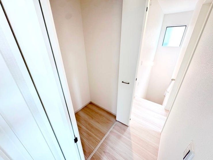 ◎2階廊下収納(11/6撮影)
2階へ上がると、階段横にも収納付!お掃除用具や季節物の家具・家電などの収納に便利なスペースです!