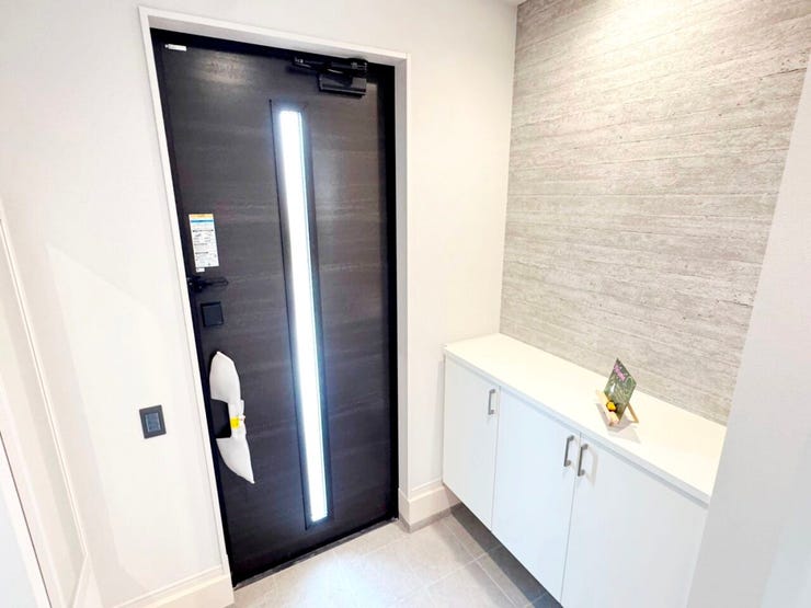 ◎玄関(11/6撮影)
すっきりきれいに収納できそうなシューズボックス付です!
玄関を出たらすぐ駐車場なので、雨の日の車の乗り降りや、お荷物の出し入れもスムーズ!