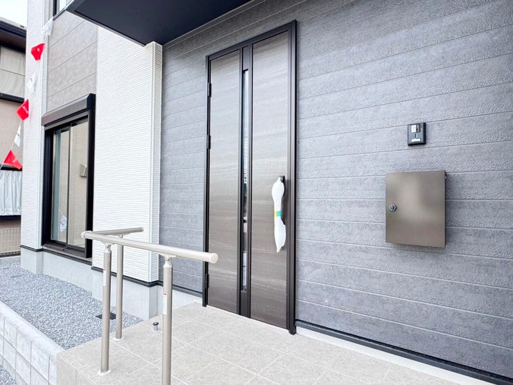 ◎玄関ポーチ(11/6撮影)
玄関前のアプローチに屋根があり、雨の日でも濡れにくいです!