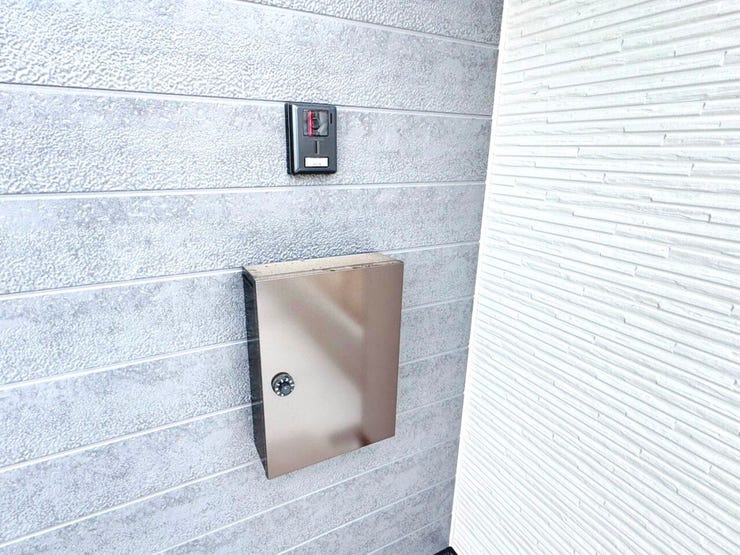 ◎玄関ポスト(11/6撮影)
玄関のすぐ横に設置されているのでサッと取りに行くことができます!屋根もあるので書類なども濡れないのも嬉しいポイントです。