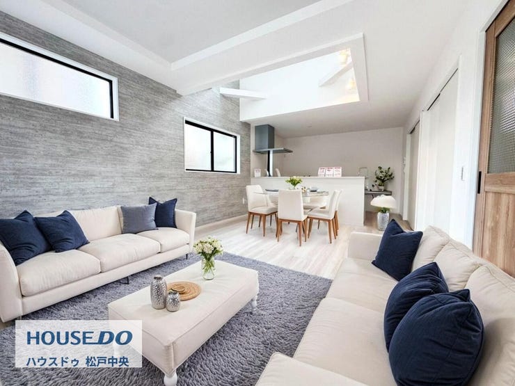 ◎リビング(11/6撮影)
17.4帖の広々リビングはご家族との団らんの時間も増えそうです!縦長のリビングはリビングとダイニングが分けやすいです◎