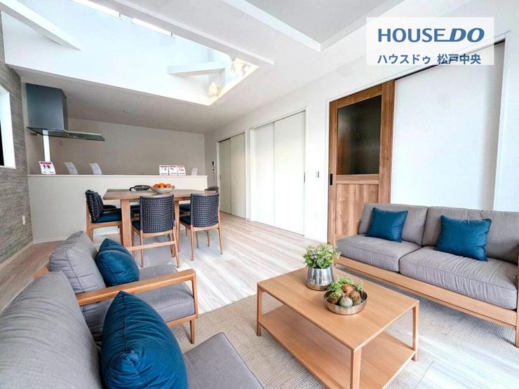 ◎リビング(11/6撮影)
お部屋の奥行が生まれる、折上天井!天井の一部が高くなっているので、吹抜と合わせてより開放感のあるリビングに!