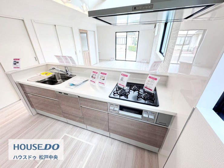 ◎キッチン(11/6撮影)
リビングで遊ぶお子様を見守りながらお料理ができる対面キッチン。お子様の目を離すことなく、キッチンに立てるのもうれしいですね!