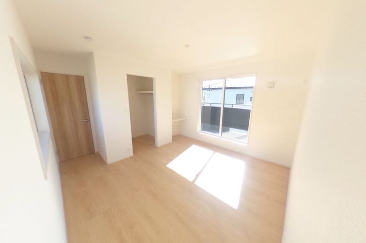 ●7.25帖洋室●好みの別れない落ち着いた色味のお部屋なので、家具やカーテンの色でお好みの空間にアレンジできます。WICがあり収納充実。主に主寝室としてご使用頂けます。(南アルプス市下宮地 新築建売)