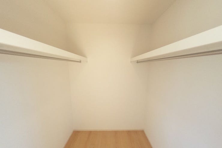 ●7.25帖洋室ウォークインクローゼット●主寝室のウォークインクローゼットにはハンガーパイプ付きの棚板が2面あり、ご夫婦それぞれ の収納にも充実のスペースです。(南アルプス市下宮地 新築建売住宅)