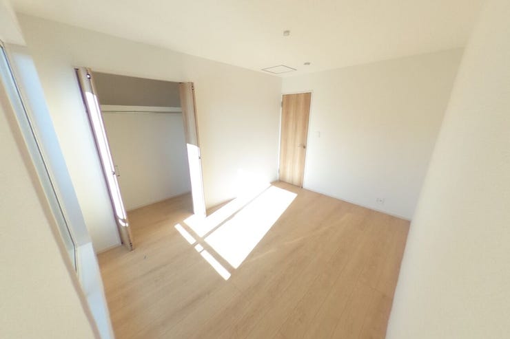 ●6帖洋室●お子様部屋にもピッタリのサイズ感です。クローゼット内にはハンガーパイプ付きの棚板がございます。バルコニーへの出入りも出来ます♪(南アルプス市下宮地 新築建売住宅)