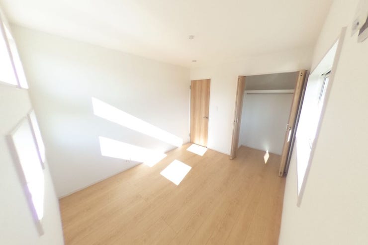 ●5.45帖洋室●お子様部屋にもピッタリのサイズ感です。クローゼット内にはハンガーパイプ付きの棚板がございます。家具やカーテンの色味でお好みの空間に♪(南アルプス市下宮地 新築建売住宅)