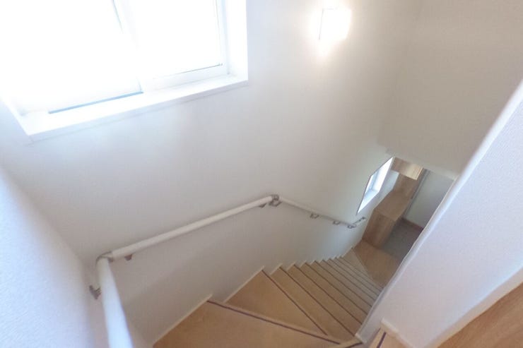 階段には手摺りが設置されておりますので昇降の際にも安心ですね♪(南アルプス市下宮地 新築建売住宅)