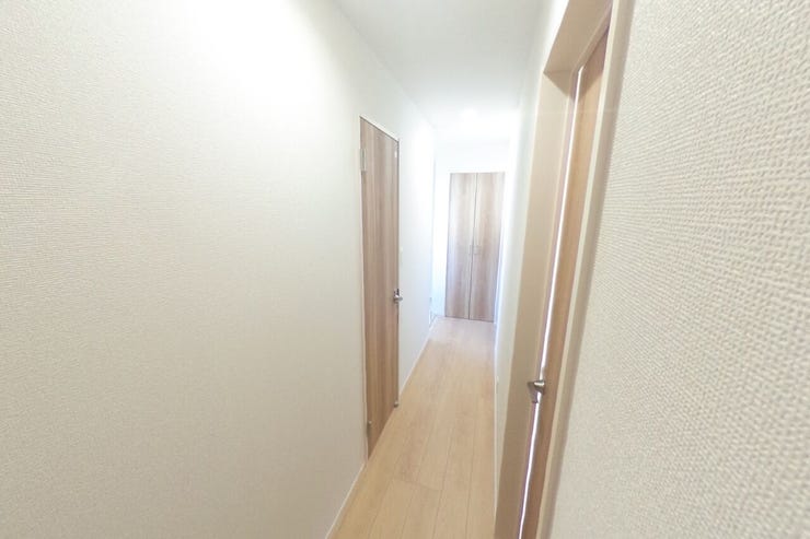 ●2階廊下●2階廊下にも収納がありご家族で共有で使う物やペーパー類等の収納、お掃除用品の収納にも便利です。(南アルプス市下宮地 新築建売住宅)