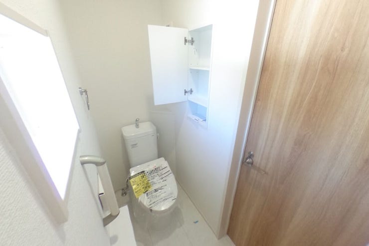 ●2階お手洗い●お手洗いは1階、2階共にウォシュレット機能、手すり、手洗いタンク、タオル掛け、ペーパー類の収納に便利な収納棚がございます。(南アルプス市下宮地 新築建売住宅)