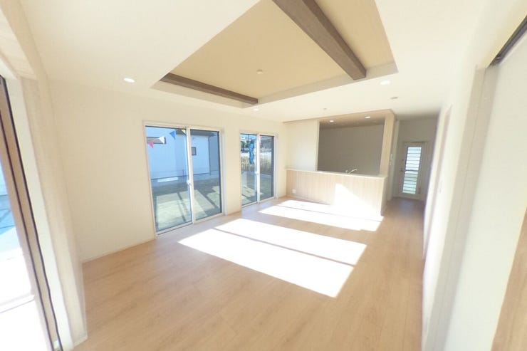 折上天井、アクセントクロスでおしゃれなリビングを演出します。リビング全体を見渡せる対面キッチンは小さなお子様のいらっしゃるご家庭にも安心ですね♪(南アルプス市下宮地 新築建売住宅)