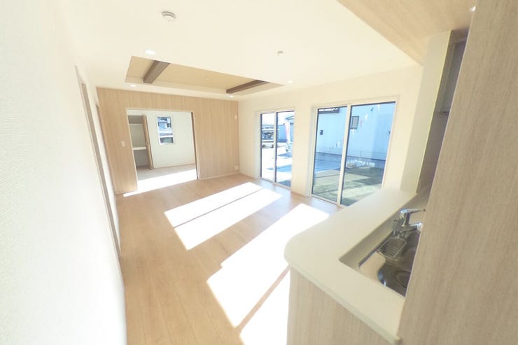 折上天井、アクセントクロスでおしゃれなリビングを演出します。リビング全体を見渡せる対面キッチンは小さなお子様のいらっしゃるご家庭にも安心ですね♪(南アルプス市下宮地 新築建売住宅)