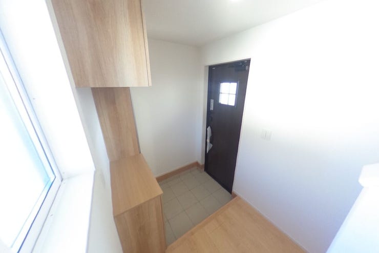 玄関には全身鏡付きの大型シューズボックスがございます。靴を履いてお出かけ前に身だしなみチェックができます。玄関はスマートキーでの開閉も可能です。(南アルプス市下宮地 新築建売住宅)