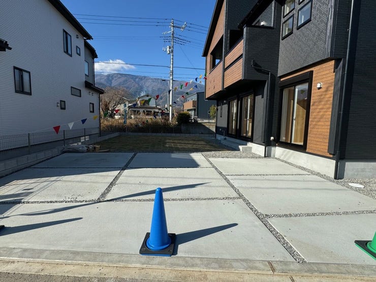 駐車場は土間コンクリート施工で並列で3台駐車してもゆったり。外構工事費込みの販売です。(南アルプス市下宮地 新築建売住宅)