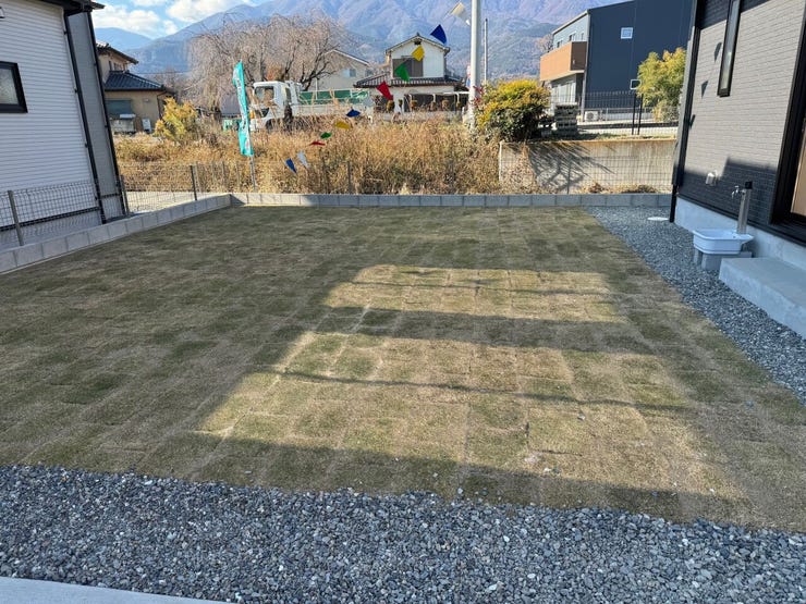 天然芝の南庭スペースです。ウッドデッキを施工したり、お子様の遊び場や家庭菜園スペース、ドッグランスペースにも良いですね。(南アルプス市下宮地 新築建売住宅)