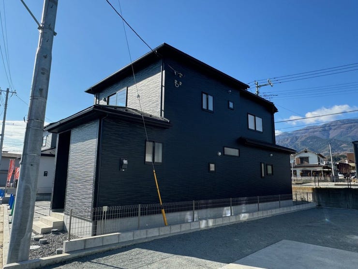 車スペースは普通車並列3台分、土間コンクリート施工!芝生の南庭スペースもございます。外構工事費込みの販売です♪ワイドバルコニーはお洗濯物干しやお布団干しにも充実♪インナーバルコニーで急な雨にも安心♪