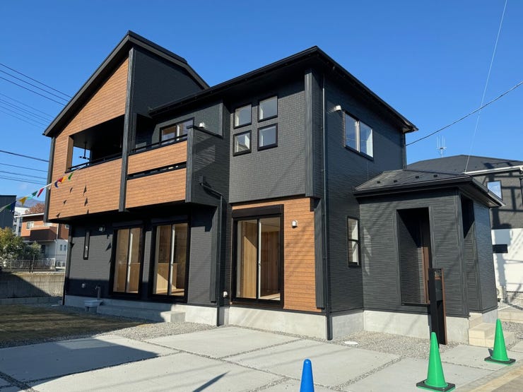 車スペースは普通車並列3台分、土間コンクリート施工!芝生の南庭スペースもございます。外構工事費込みの販売です♪ワイドバルコニーはお洗濯物干しやお布団干しにも充実♪インナーバルコニーで急な雨にも安心♪