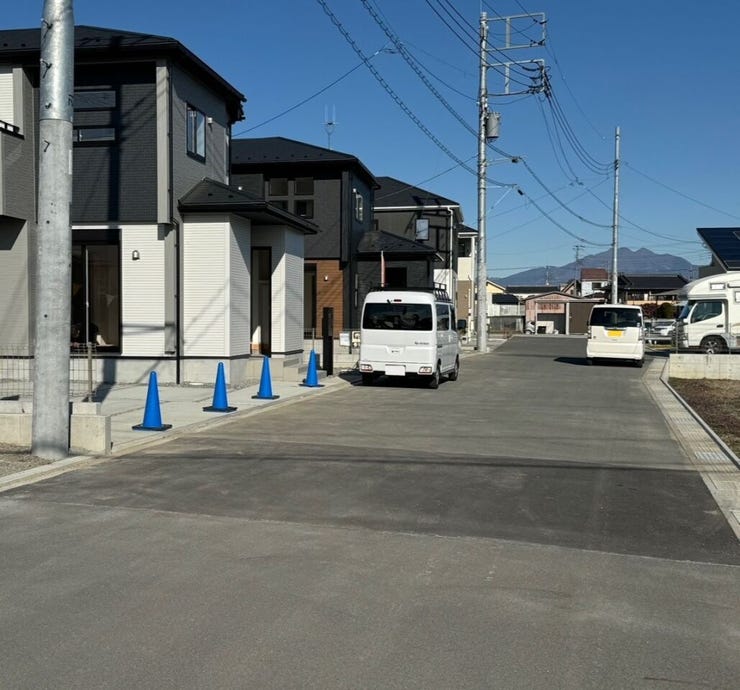 前面道路の幅は約6m。お車の入出庫もスムーズにおこなえます♪(南アルプス市下宮地 新築建売住宅)