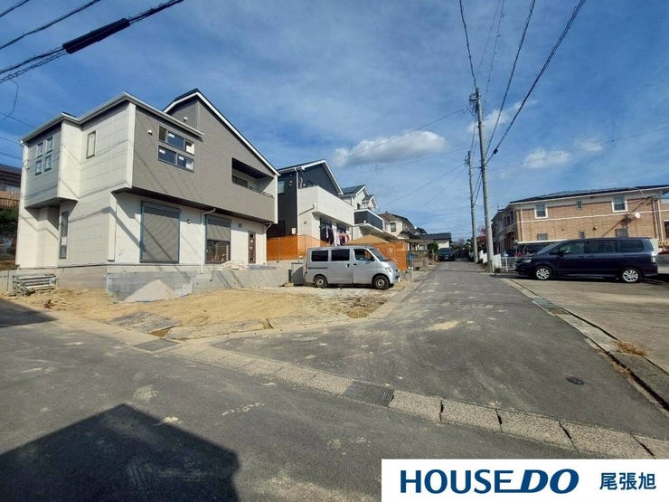 【前面道路】本物件は角地です!角地の大きなメリットとして挙げられるのは、日当たりの良さと開放感 です。 2方向から光や風を取り込めるため、明るく快適な住まいが実現!ご家族皆様のお顔も明るくなりますね♪