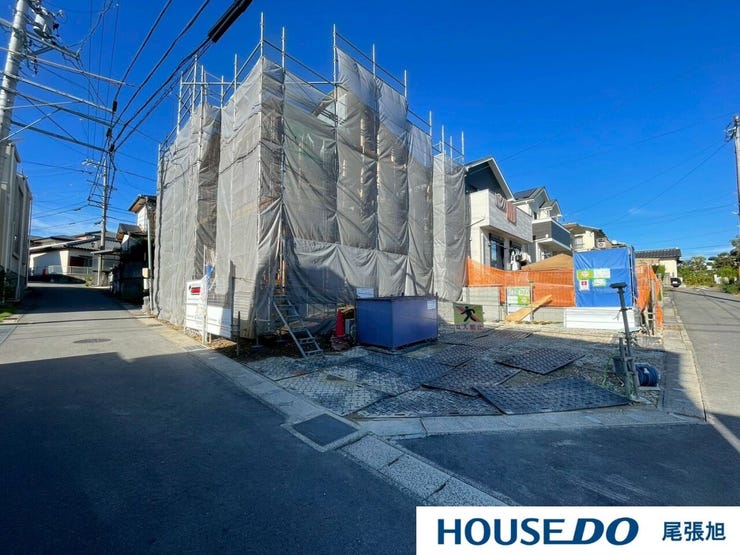 【前面道路】本物件は角地です!角地の大きなメリットとして挙げられるのは、日当たりの良さと開放感 です。 2方向から光や風を取り込めるため、明るく快適な住まいが実現!ご家族皆様のお顔も明るくなりますね♪