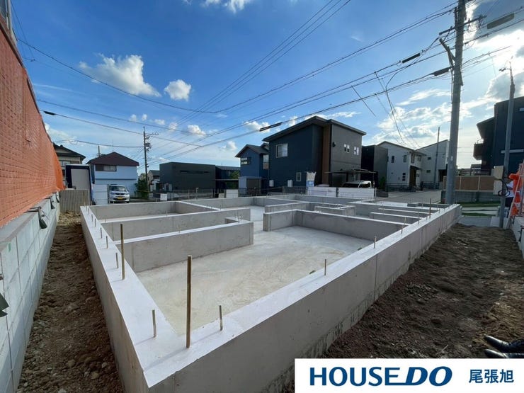 【建築中 基礎段階】新生活の土台が、今ここで築かれています。基礎工事中の今だけ味わえる、家づくりの臨場感。未来の生活を支える強い土台を確認しながら、理想の住まいへの期待を膨らませませんか?