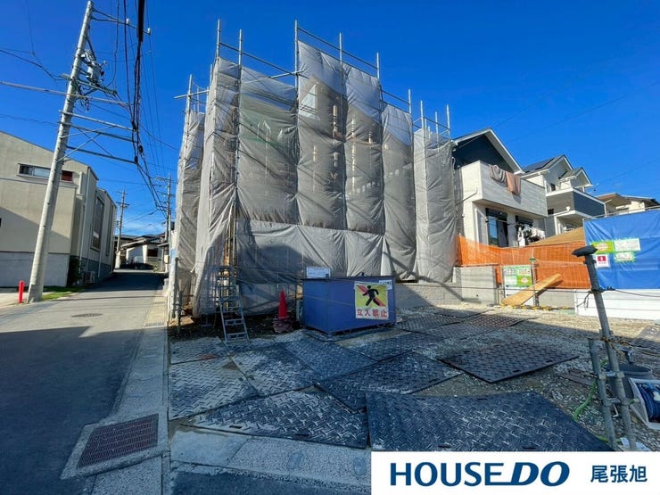 【建築中 上棟段階】建物上棟で未来の暮らしがさらに身近に!大切な住まいの骨組みが完成する特別な瞬間。家族の未来を支える構造を自分の目で確かめながら、安心と期待に満ちた決断を。建築中でもご内覧可能です!