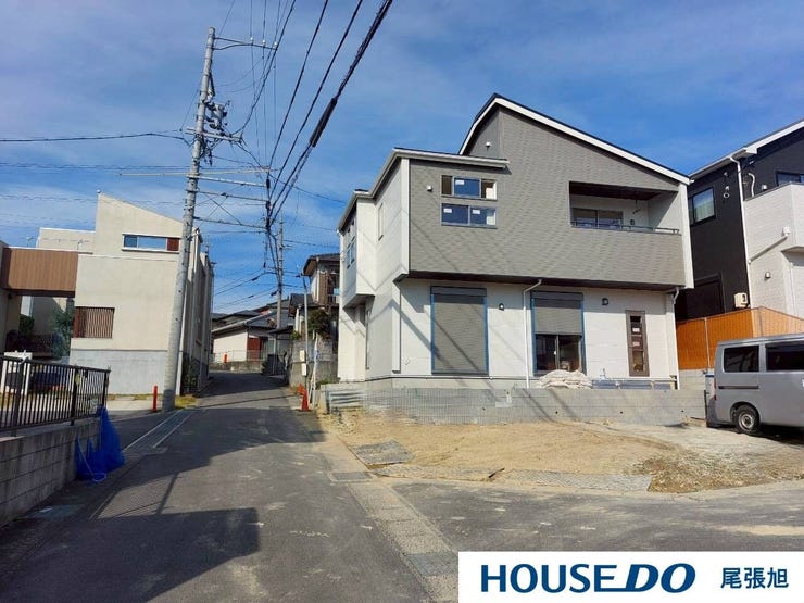 【前面道路】南向きの土地は日当たりもよく、お家の顔が正面を向きます。実際の交通量、日当たり、風通しは現地を見てみましょう♪現地を実際に見ていただくことでしか分からない情報が沢山あります!