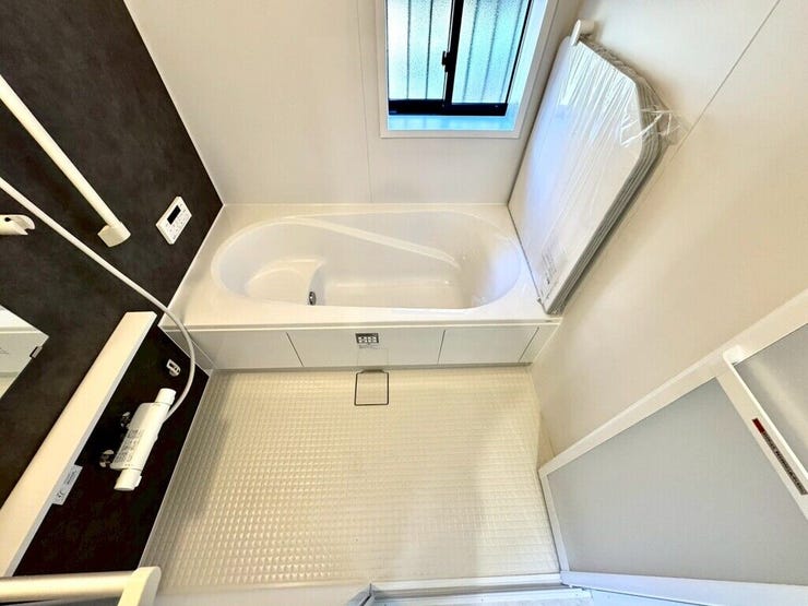 【Bathroom】お子様とのバスタイムにも十分な広さがあり、掃除も簡単にできます。