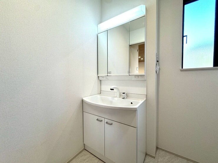 【Washroom】毎朝の準備がスムーズに。広めの洗面台と収納が使いやすい洗面所です。