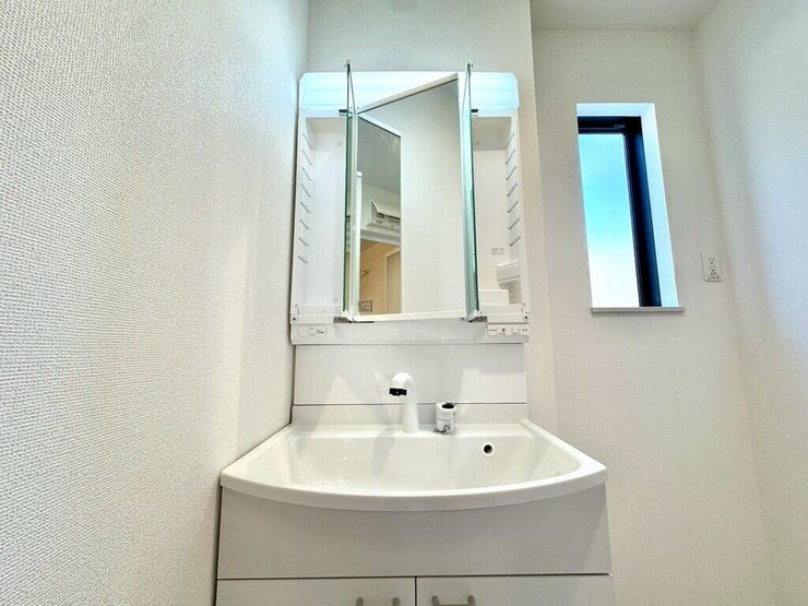 【Washroom】すっきりとしたデザインで、毎日の生活が快適に。収納も豊富な洗面所です。