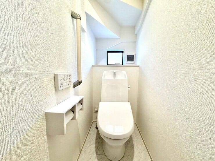 【Toilet】清潔感があり、落ち着いたデザインのトイレ。家族みんなが快適に使えます。