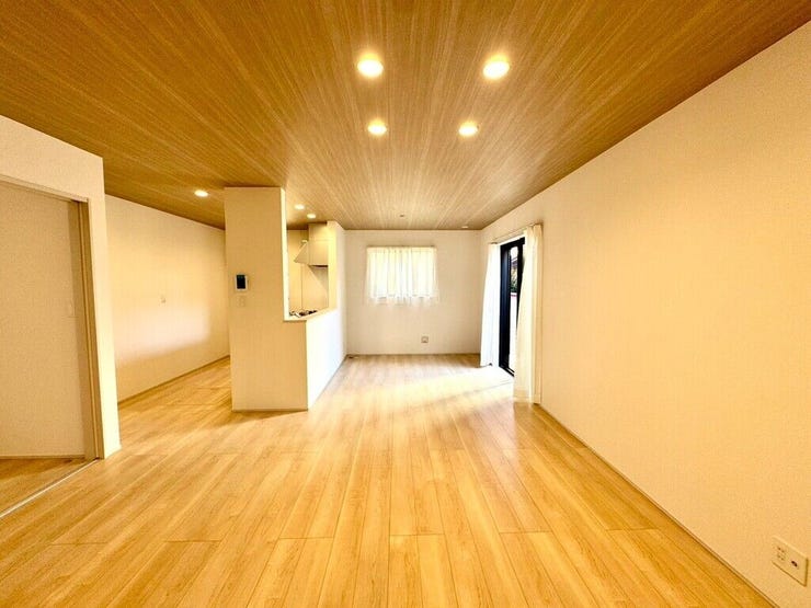 【Living】ぬくもり感じる木目天井。自然の質感が心地よい、落ち着いた空間を演出します。