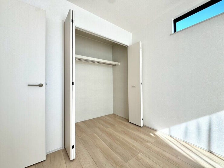 【Bedroom】クローゼット完備で収納力◎。家具の配置もしやすい機能的な洋室です。