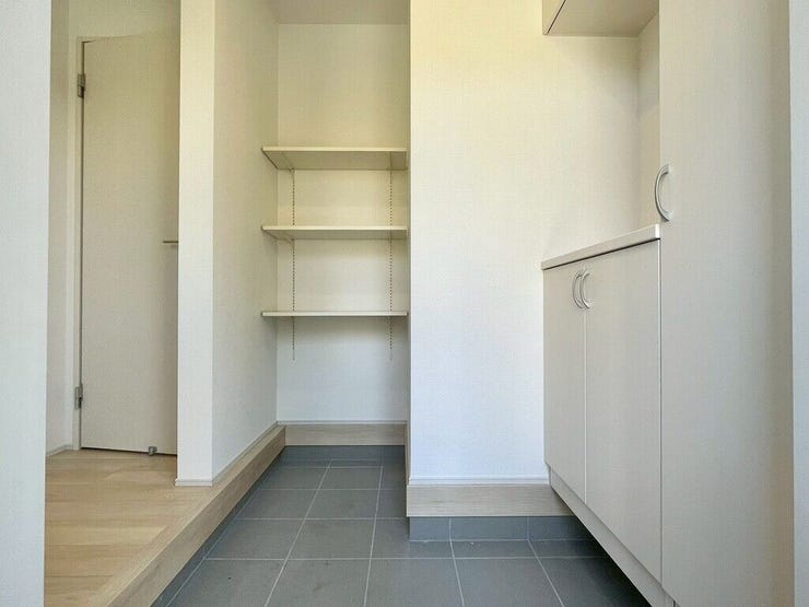 【Entrance】玄関には便利なシューズインクローゼットを完備。靴や日用品を整理整頓できます。