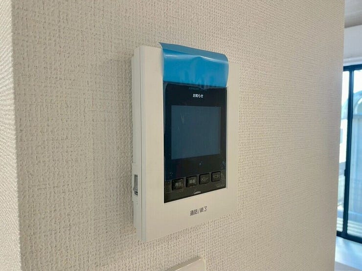 【Facilities】来訪者を確認できるモニター付きインターホンで、防犯面も安心です。