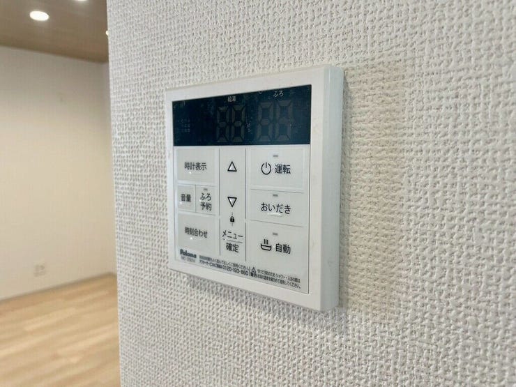 【Facilities】お湯の温度調整がラクな給湯器リモコン付き。追い焚き操作も簡単です。