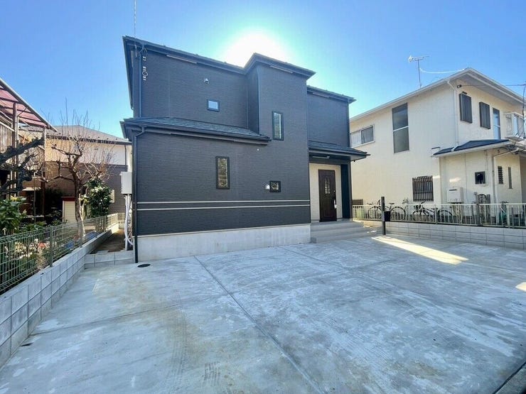 【Exterior】駐車スペースは3台分確保。車を複数所有するご家庭にも安心の設計です。