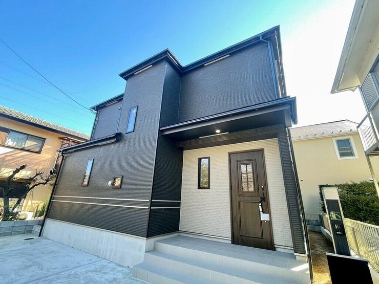 【Exterior】落ち着いたカラーの外観が魅力。モダンで洗練された印象の戸建てです。