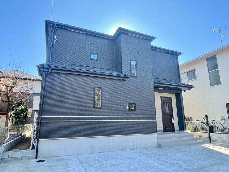 【Exterior】前面道路が広めなので、開放感も◎。見通しがよく、安心感のある立地です。