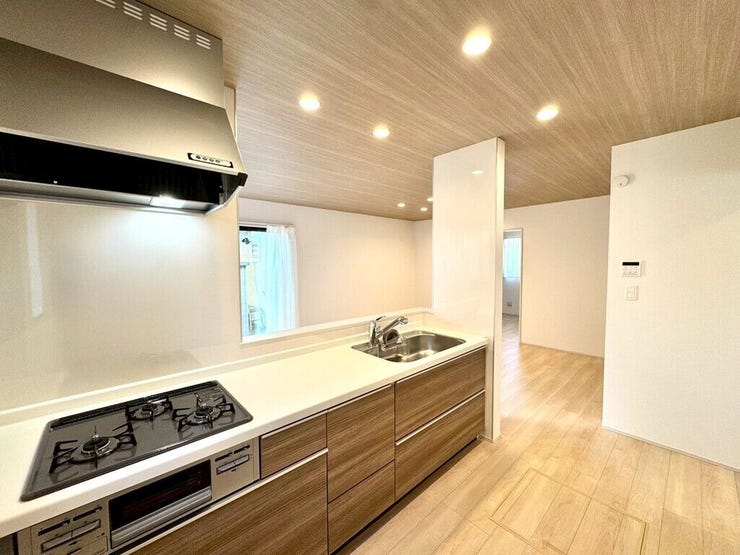 【kitchen】効率よく使える広々キッチン。収納力も高く、料理の時間がスムーズに。