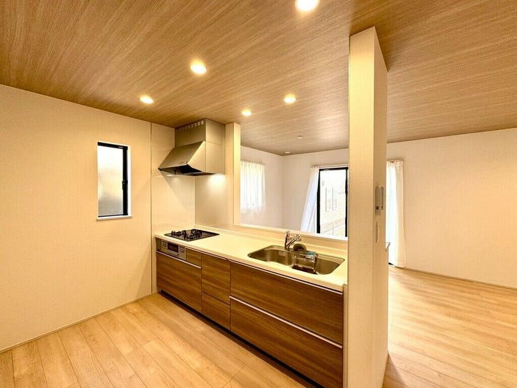 【kitchen】広めのキッチンは料理のしやすさを追求した設計。収納も豊富で作業がしやすい空間です。