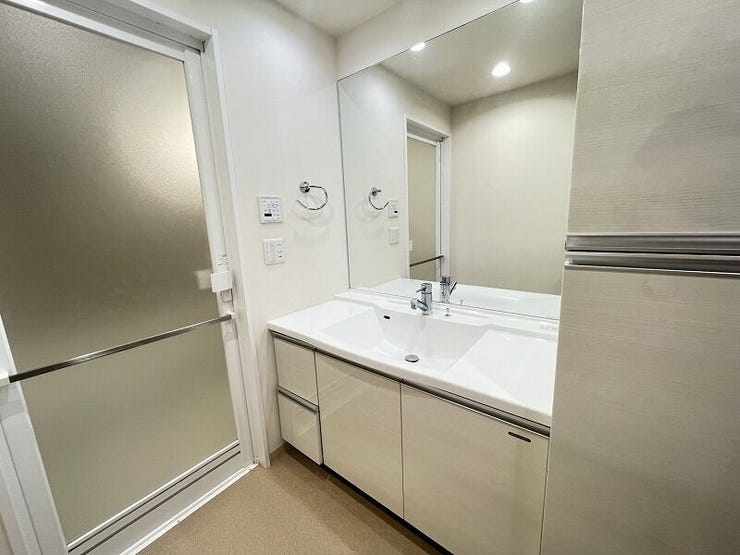 洗面所手洗い場には横にもスペースがあります